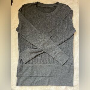 Alo Yoga GLIMPSE Womens Small Gray high-lo side- split Knit Sweater